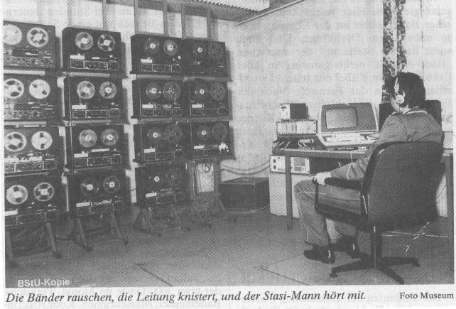 Stasi - Die Staatssicherheit der DDR beim Abhören von Telefongesprächen im Originalfoto