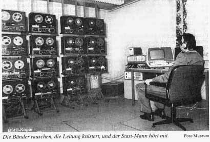 Stasi - Die Staatssicherheit der DDR beim Abhören von Telefongesprächen - Foto bearbeitet
